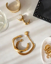 Load image into Gallery viewer, Ophelia Chain Gold Bracelet with Shell &amp; Freshwater Pearls
