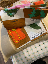 Load image into Gallery viewer, Vegie Box Linen Napkin Set
